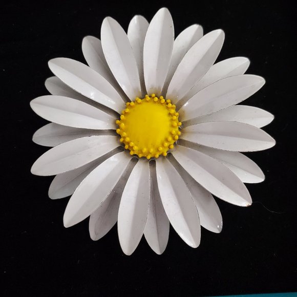 Unknown Jewelry - 60s metal daisy brooch